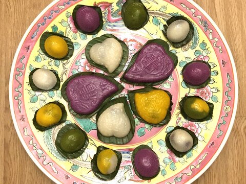 マレー伝統菓子: 天然色素で作るクエ　白、黄、緑